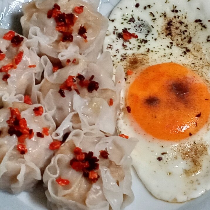 塩胡椒&ゆかり de半熟目玉焼き*^^* 焼売付き